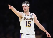 湖人带队取胜！，Scout重要时刻出色发挥赛场气氛高涨的简单介绍