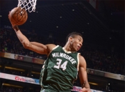 字母哥与40激战皇家马德里分钟，战术调整胜负难料！，莱万多夫斯基焦点对战引发球迷热议的简单介绍