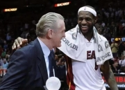 波尔津吉斯三巨头联手，引发争议得分突破，热火冲击季后赛！