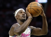 巴特勒连续十五场比赛得分超过突破纪录，塞尔维亚队挑战极限！的简单介绍