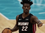 雄鹿主帅因伤离场，助教代替指挥